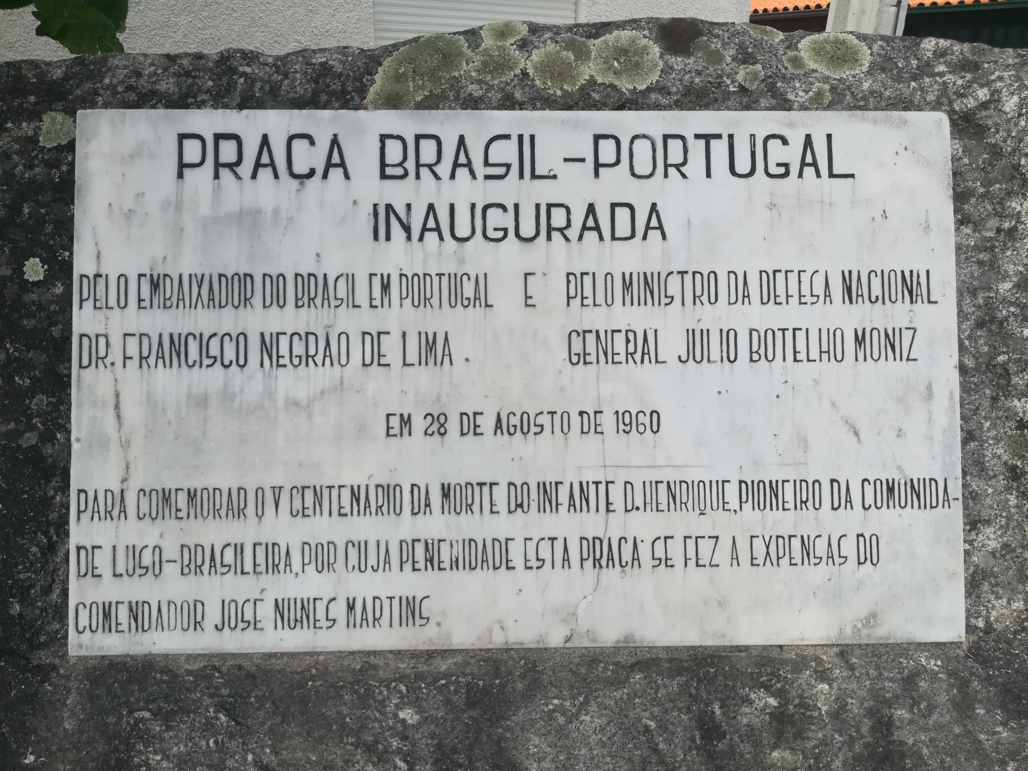 Praça Brasil-Portugal, construída e doada pelo Comendador